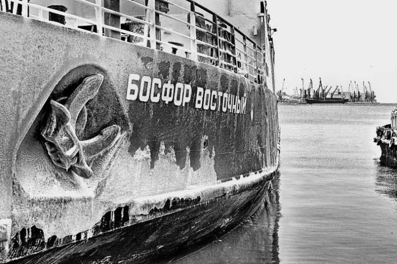 Кристалл в прозрачной оправе Кристалл в прозрачной оправе