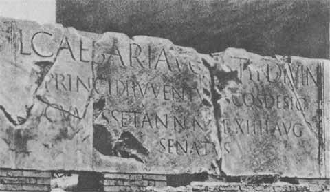 Август